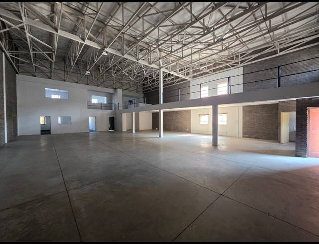 1,100M² WAREHOUSE TO LET IN STORMILL